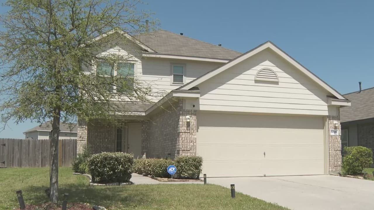 Una mujer muere atacada por tres perros que se metieron por una barda compartida