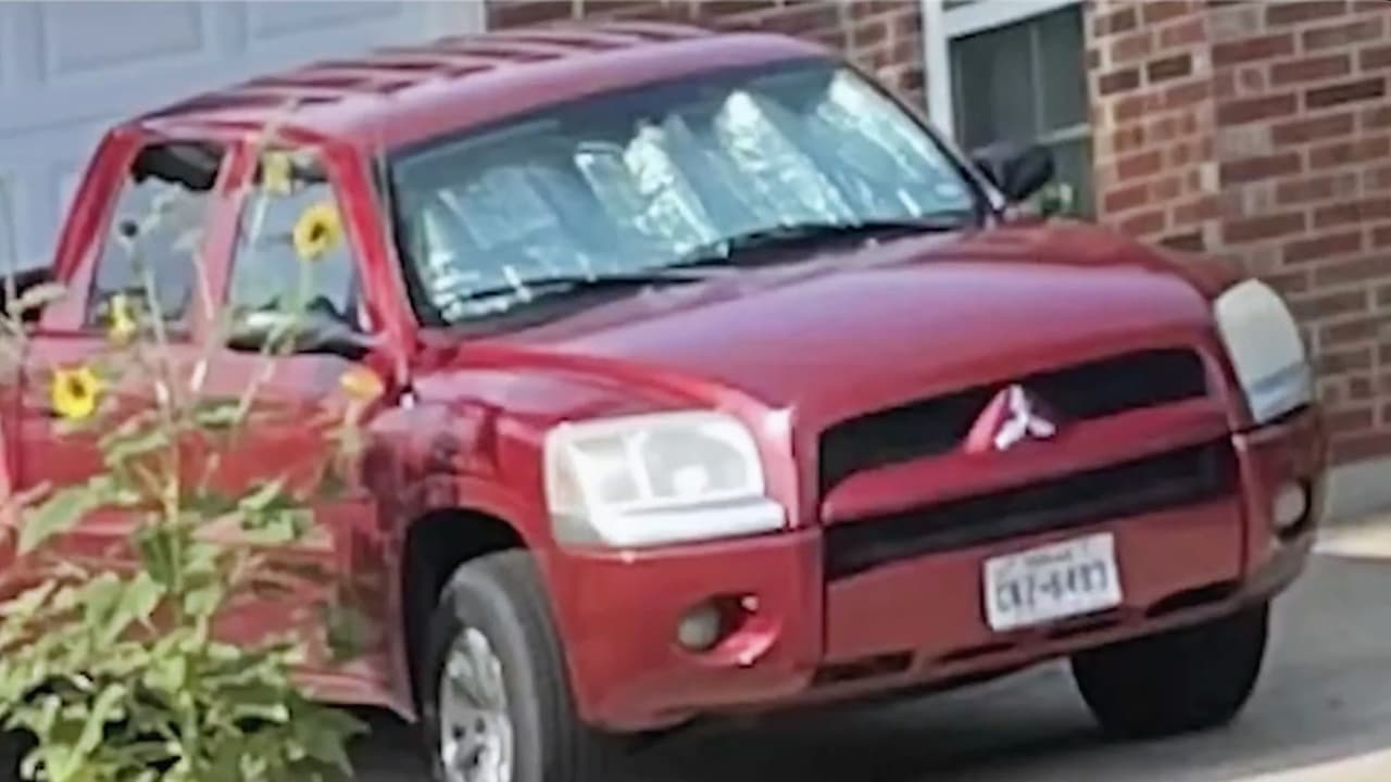 Eva Herrera pide que le regresen su camioneta, una pick-up de color rojo y marca Mitsubishi, después de que un mecánico se la llevara tras un desacuerdo.
