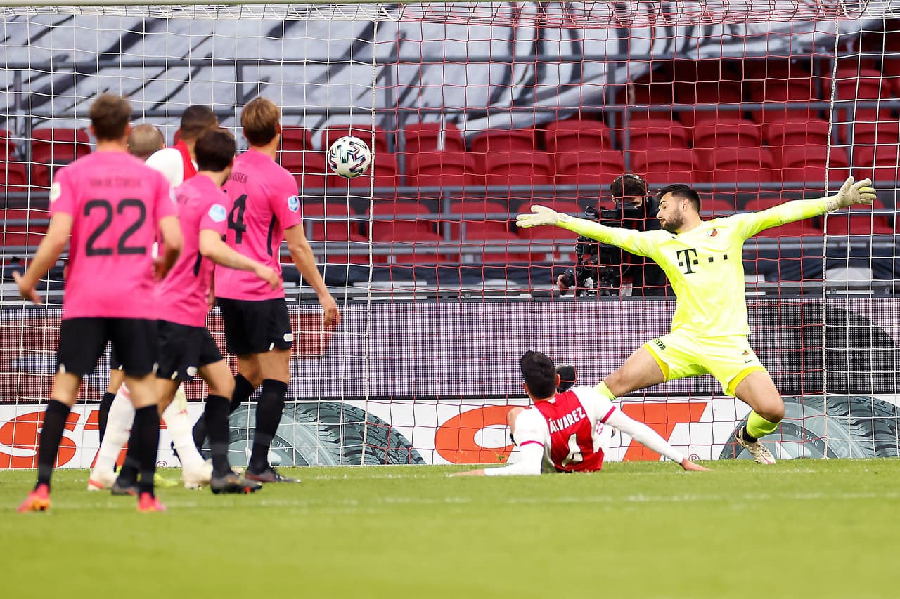 Ajax empata ante el Utrecht 1-1 en la Eredivisie, jugando su juego número 21 que quedaba pendiente. Simon Gustafson le daba la victoria a la visita al minuto 13 con penal, pero el mexicano Edson Alvarez se encargó de empujar el balón y empatar el partido.