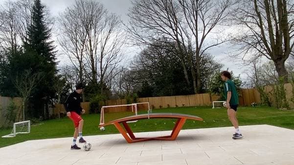 David Luiz, jugador del Arsenal, tiene una mesa de teqball para jugar con la familia.