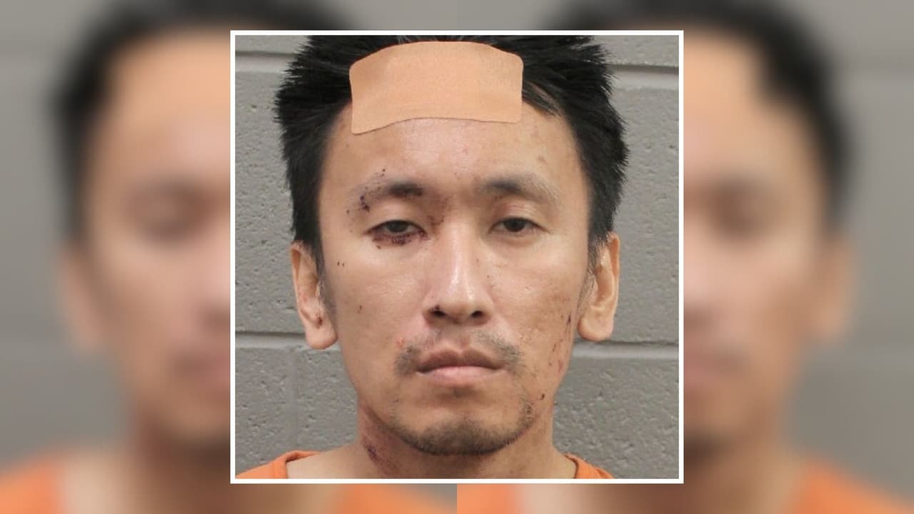 Este hombre, de 36 años, está acusado de asesinar a su mamá y apuñalar a su papá durante el Día de la Madre