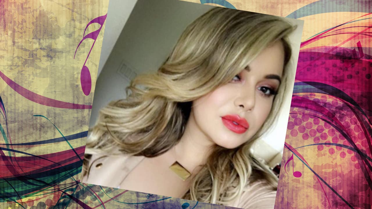 Chiquis siempre sale bien en sus selfies. ¿Y cómo no? La cantante es una mujer hermosa. Con un rostro así, todas queremos hacernos selfies. She's a curvy woman with a lot of sass. Jenni would be so proud!