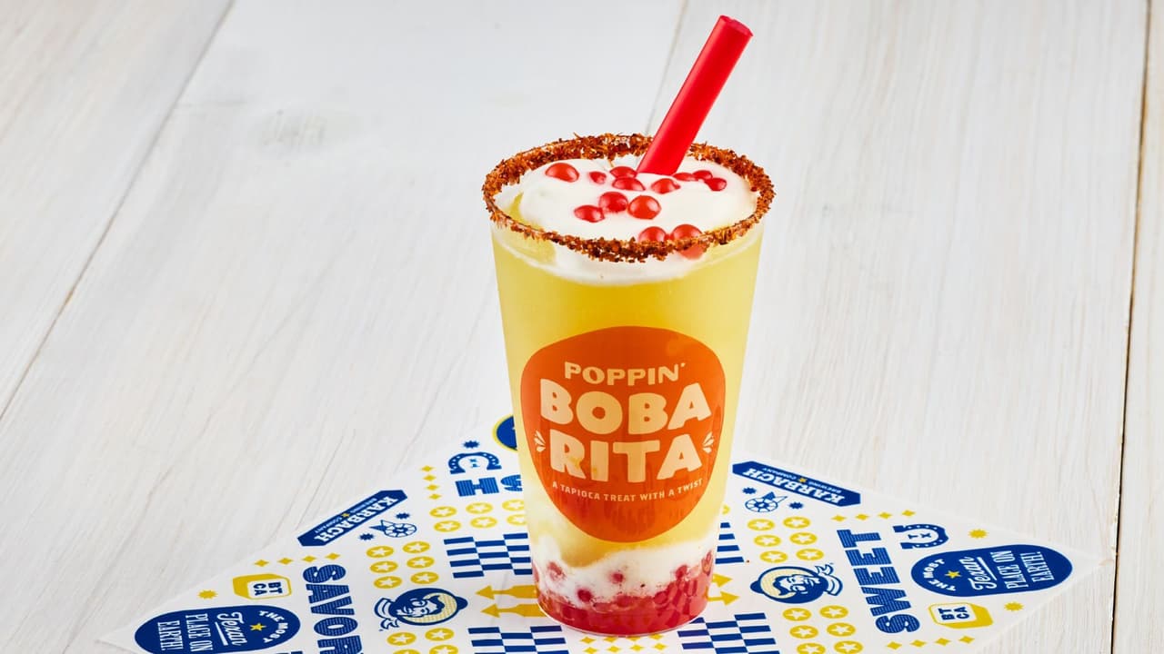 <h3 class="cms-H3-H3"><b>Poppin’ Boba Rita</b></h3>
<br>Margarita de lima con boba de fruta (mango o fresa), es opcional agregar una espuma cremosa de coco y borde con polvo picante Tajín.