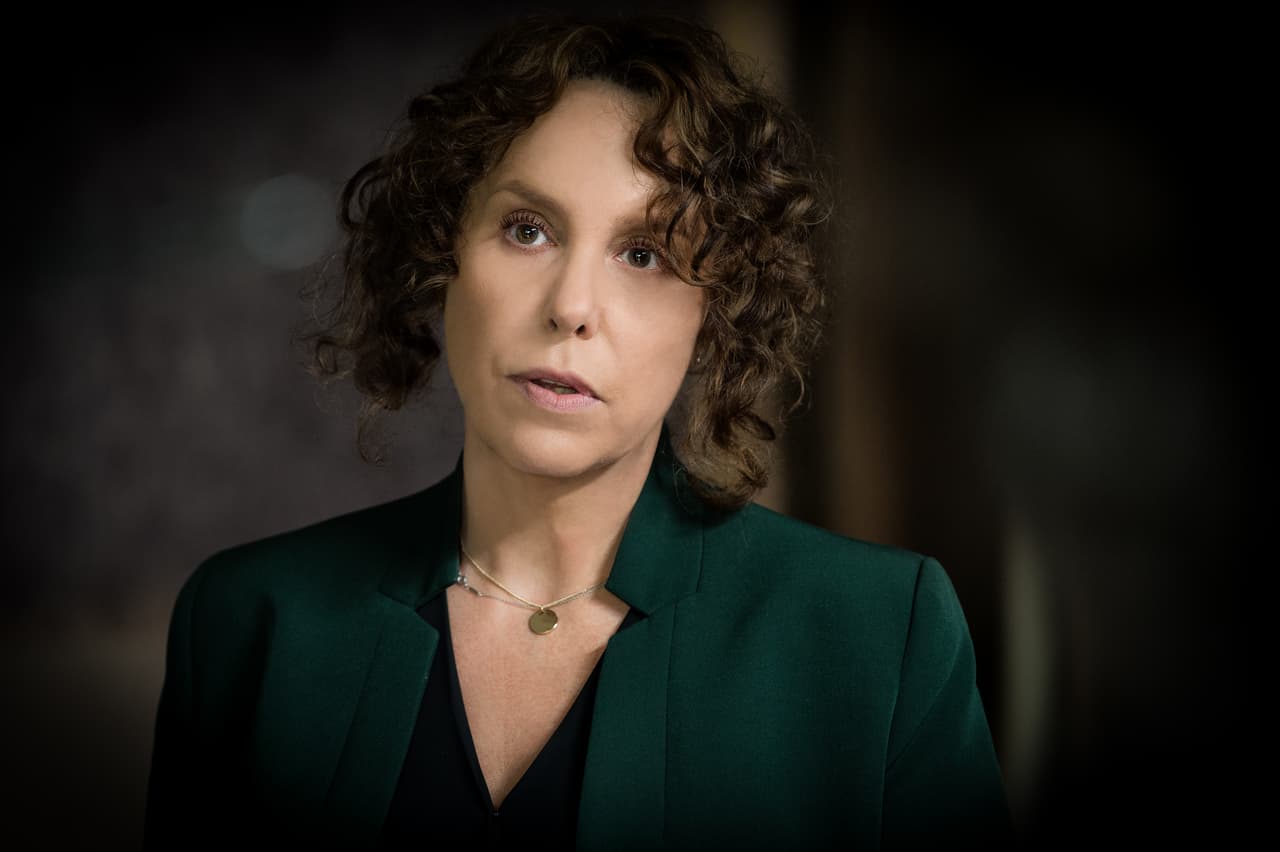 <b><a href="https://www.univision.com/temas/azela-robinson" target="_blank">Azela Robinson</a></b> interpretará a 
<b>Gélica Andrade</b> quien durante años ha sido fiel servidora de Catalina Creel en varios aspectos, por lo que le será leal a su jefa.