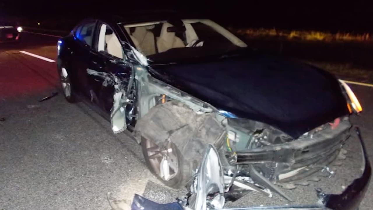 El conductor veía una película, así quedó un Tesla que iba en piloto automático tras chocar contra una patrulla