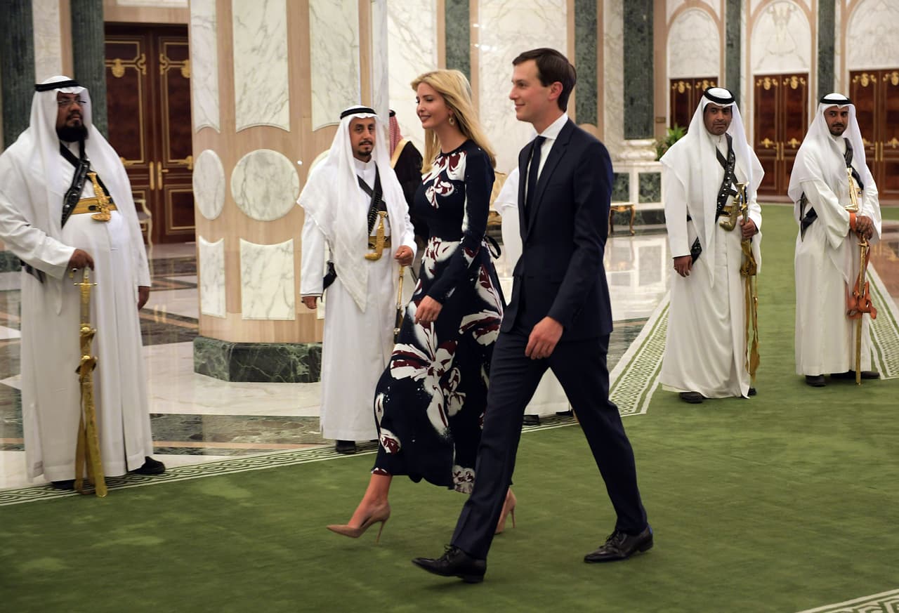 Con un traje largo de Escada, con los brazos cubiertos y escote muy cerrado, así se presentó Ivanka en la ceremonia en que su padre, el rpesidente Donald Trump, fue condecorado por el rey Salman.