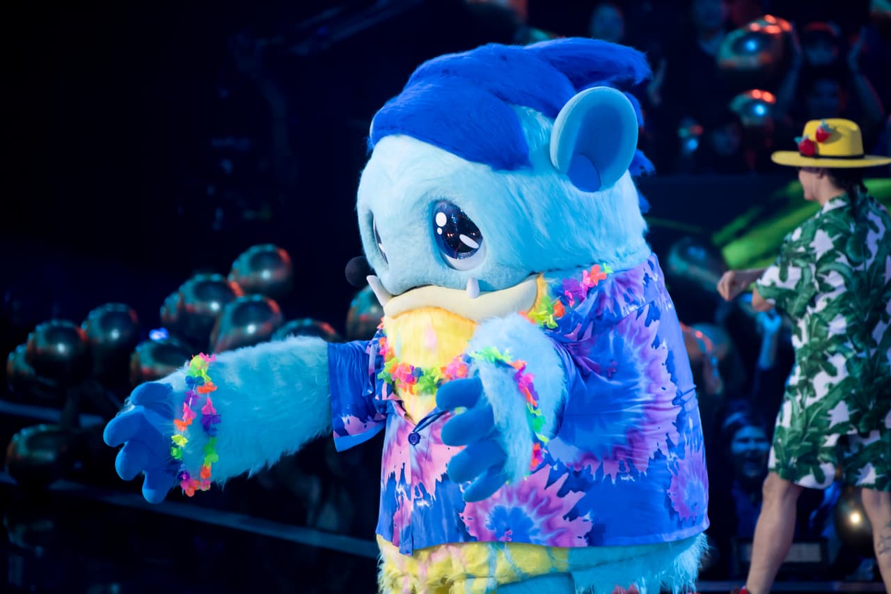 José Ramonstruo también cambió su atuendo para esta canción con sus compañeros.