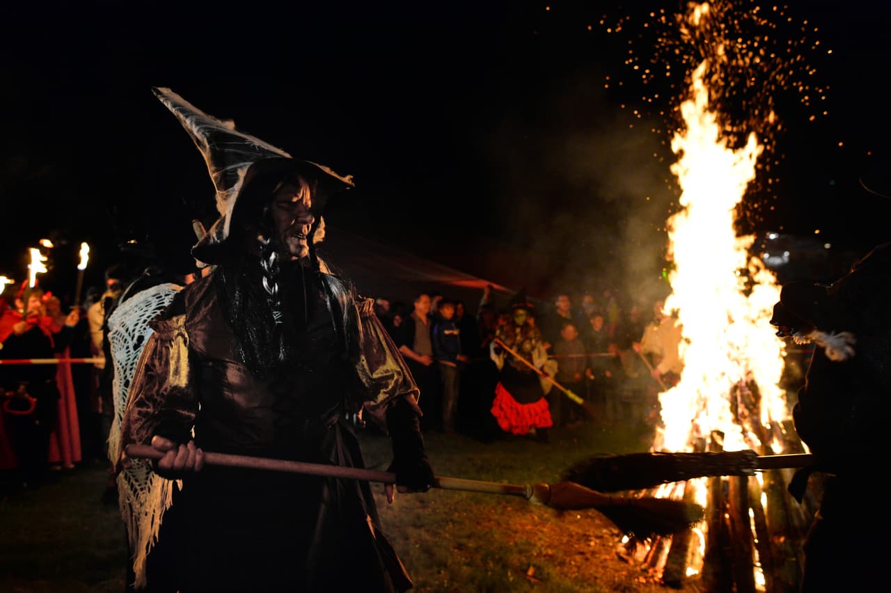Según la leyenda la noche de las brujas estas volaban en grupos de 13 para celebrar las orgías y así sucesivamente. Otros hechos, coincidencias en muchos casos, han venido a fortalecer la superstición, entre ellos el llamado “Viernes Negro”, un 13 de diciembre de 1939 considerado como uno de los peores incendios forestales en la historia de la humanidad, y muchas otros hechos acaecidos en un día similar.