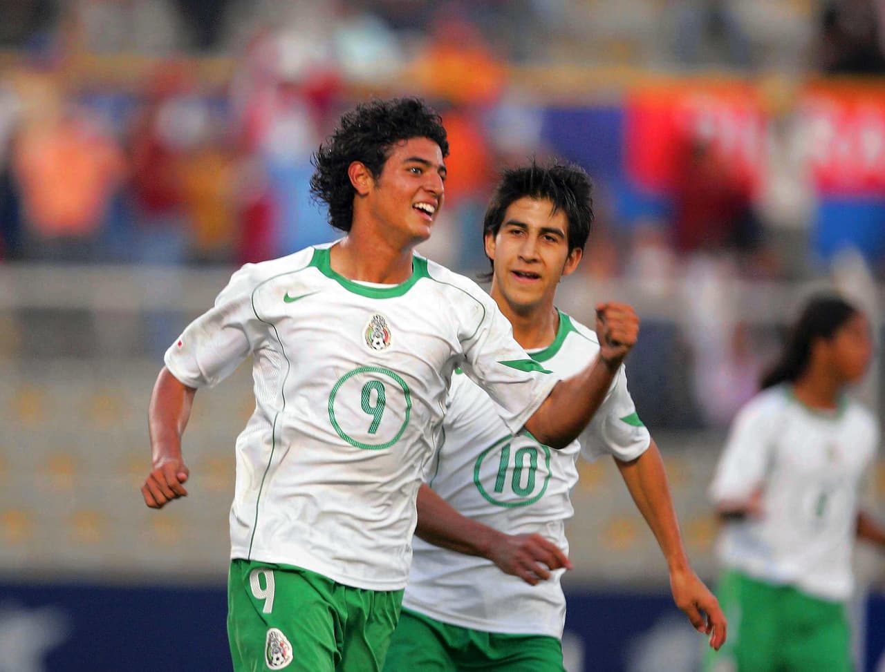 Tras ser el máximo goleador del Mundial Sub 17, Carlos Vela fichó con el Arsenal.