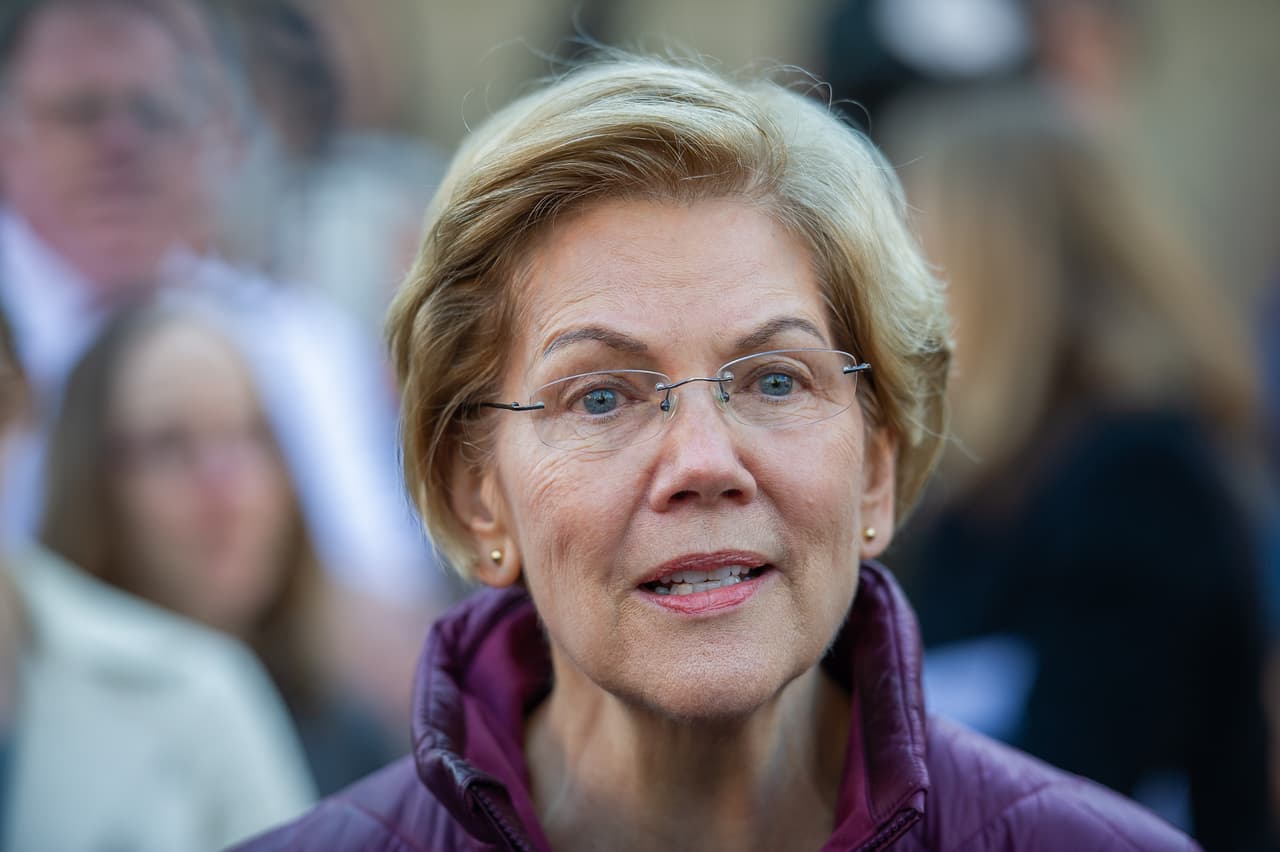 <b>Elizabeth Warren.</b> Abogada de 71 años, senadora de Massachusetts desde 2013, excandidata presidencial, exacadémica y la arquitecta de la política de protección al consumidor durante la administración de Barack Obama. Representa al ala más progresista del Partido Demócrata y se destacó en la campaña por sus múltiples propuestas para resolver las crisis que aquejan al país, como la de la deuda estudiantil, el costo de la vivienda o el acceso a la salud.