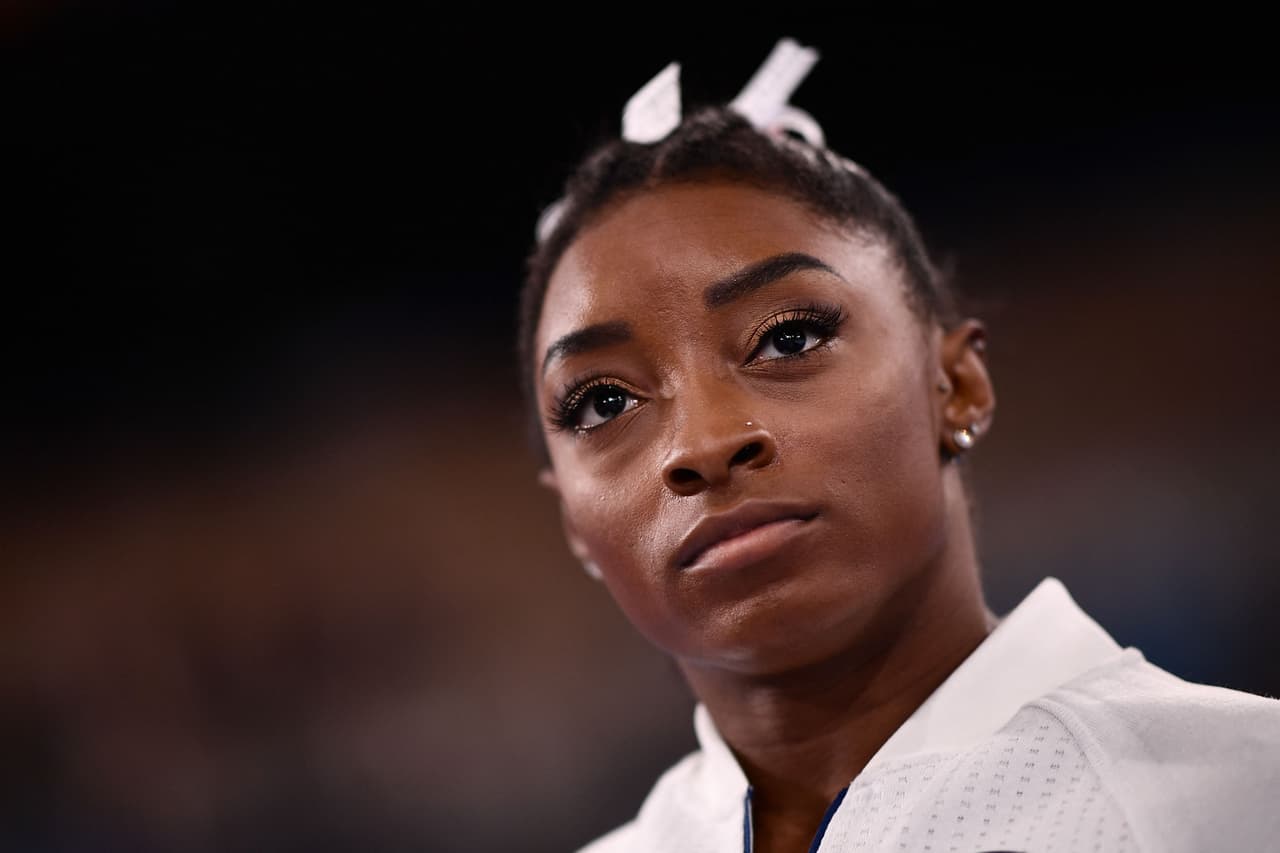 Funcionario de Texas primero llama "vergüenza nacional egoísta e infantil" a la gimnasta Simone Biles y luego se disculpa