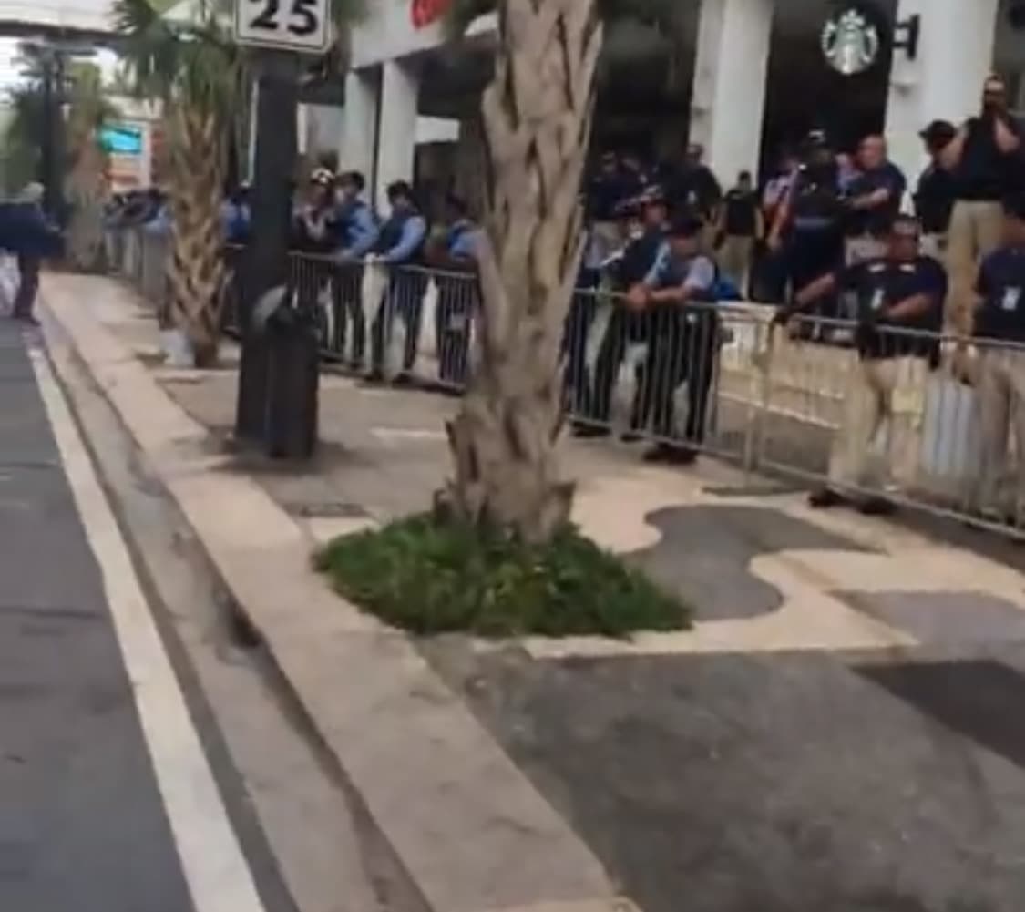 Manifestación contra foro sobre Promesa. Desde temprano intentan detener la 1era Conferencia de Promesa pautada para el miércoles 31 de agoto en el The Condado Plaza Hilton Hotel.
<br>