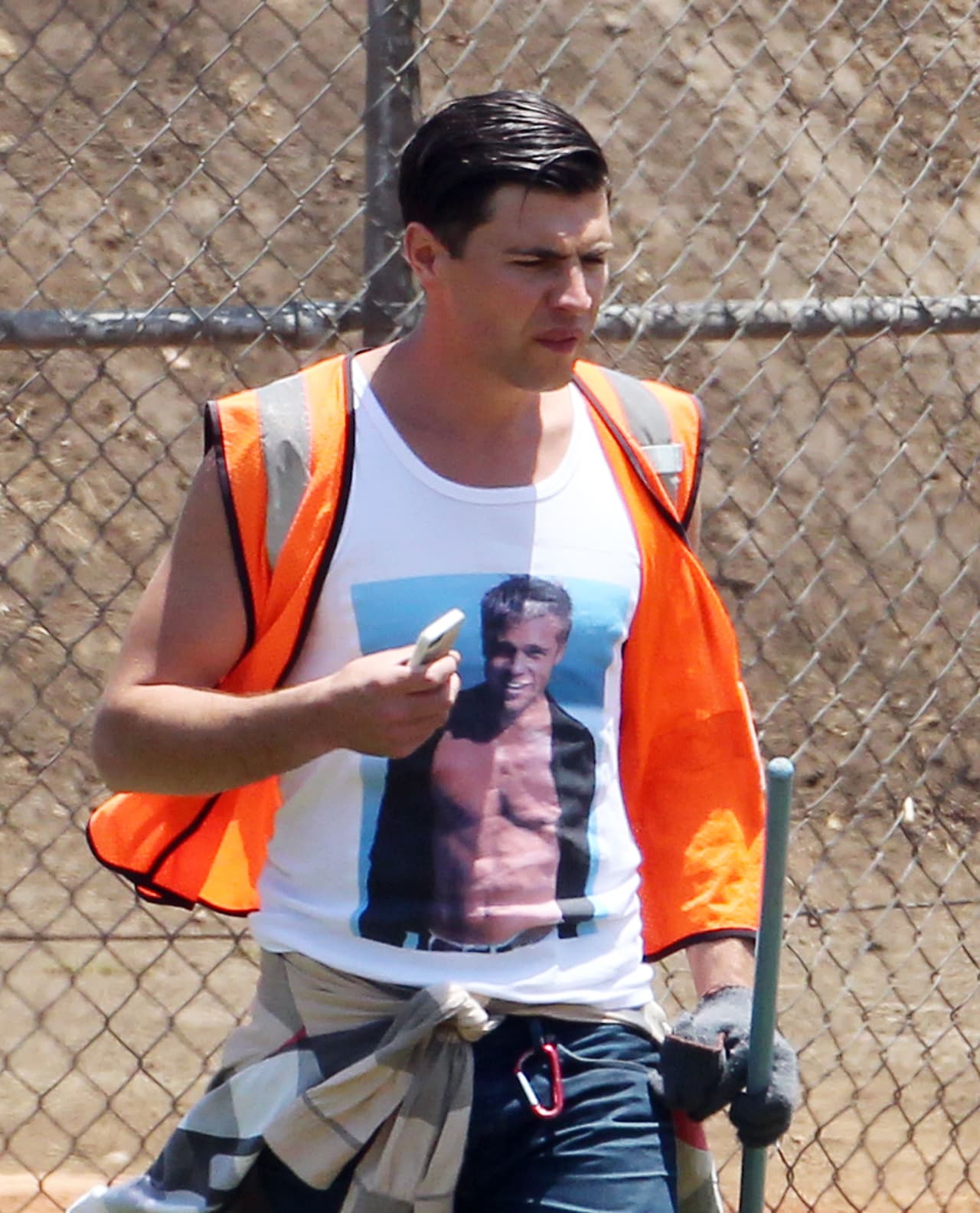 Y el muy cínico lo hizo con una playera de Brad Pitt a inicios de su carrera.