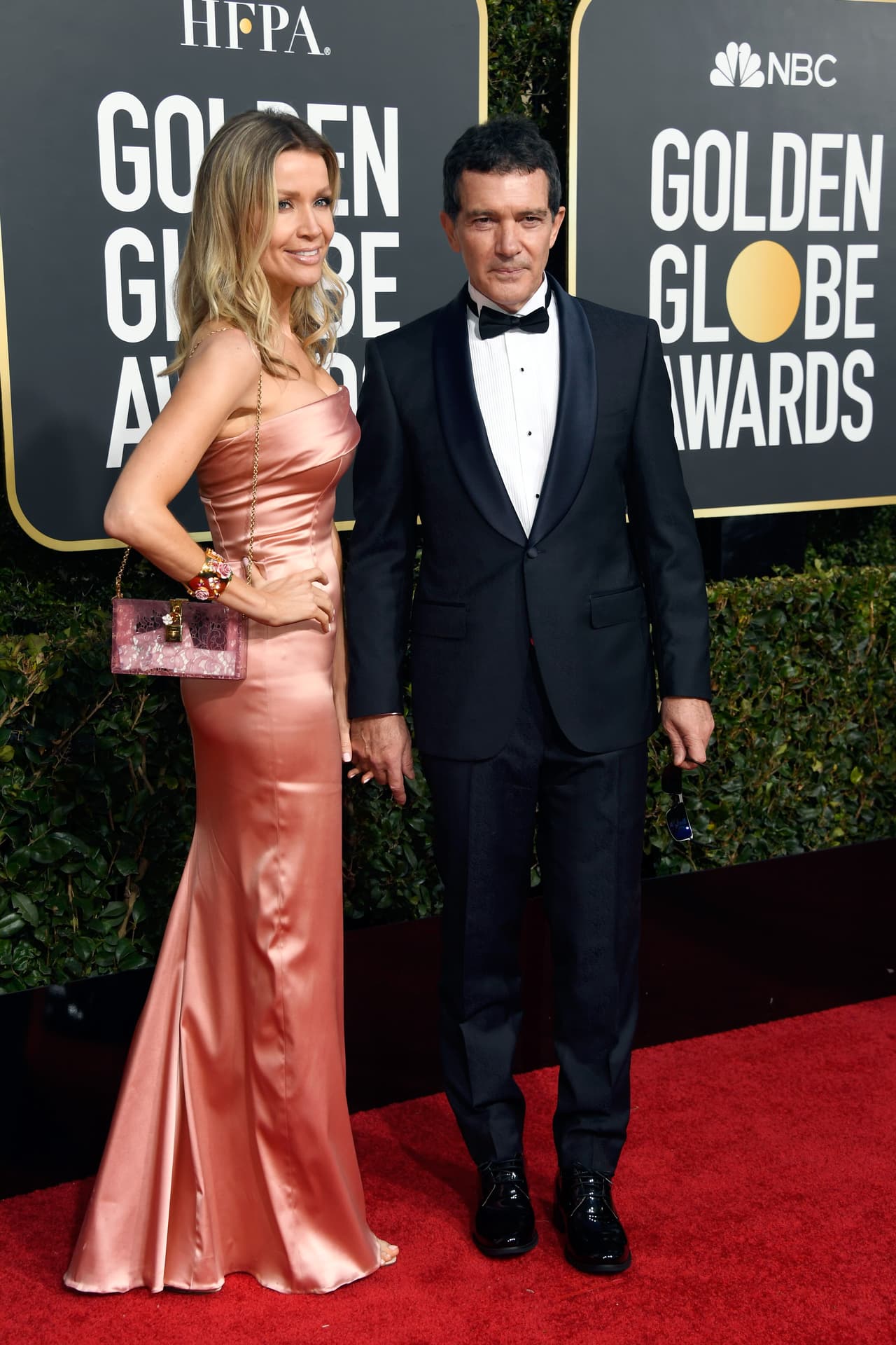 Antonio Banderas fue otro de los famosos que desfiló por la alfombra de los 'Globos de Oro', el actor está nominado como Mejor actor por su participación en 'Genius Picasso', llegó de la mano de su novia Nicole Kimpel.