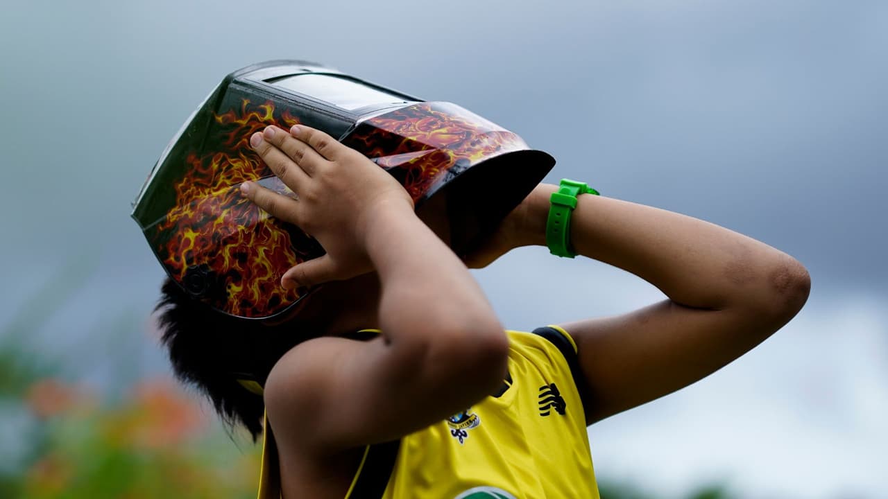 En el norte de Texas, el eclipse será visible 
<b>entre las 12:23 p.m. y las 3:02 p.m</b>., hora central. La totalidad, cuando la Luna cubra completamente al Sol, se experimentará en una franja de aproximadamente 115 millas de ancho. No te pierdas este evento astronómico único que dejará una impresión duradera. 
<b>¡Marca tu calendario y prepárate para ser testigo de la magia en el cielo!</b> Conoce los mejores lugares para vivir la experiencia en Dallas.