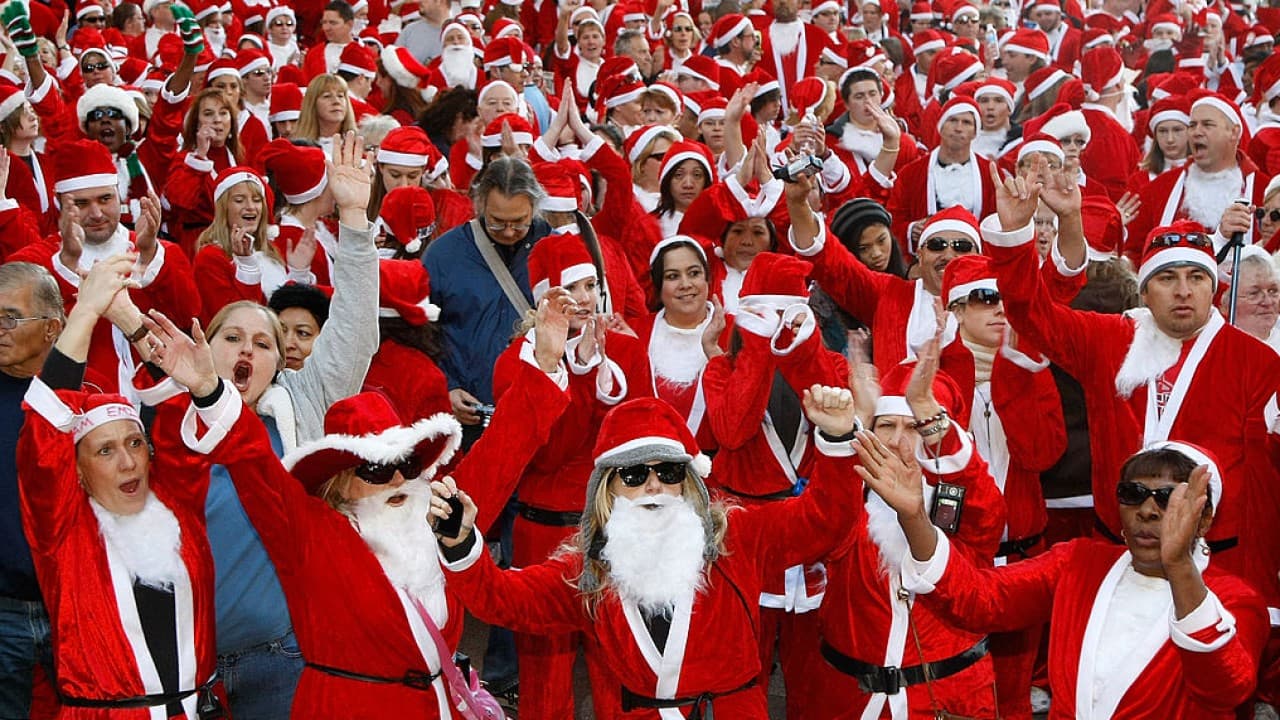 Más de ocho mil personas corren en trajes de Santa Claus en Las Vegas