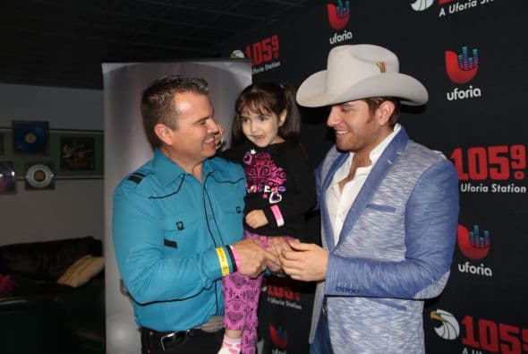 El Dasa no solo deleitó a sus fans con su voz y carisma, también compartió con ellos tomándose fotos antes del concierto. 