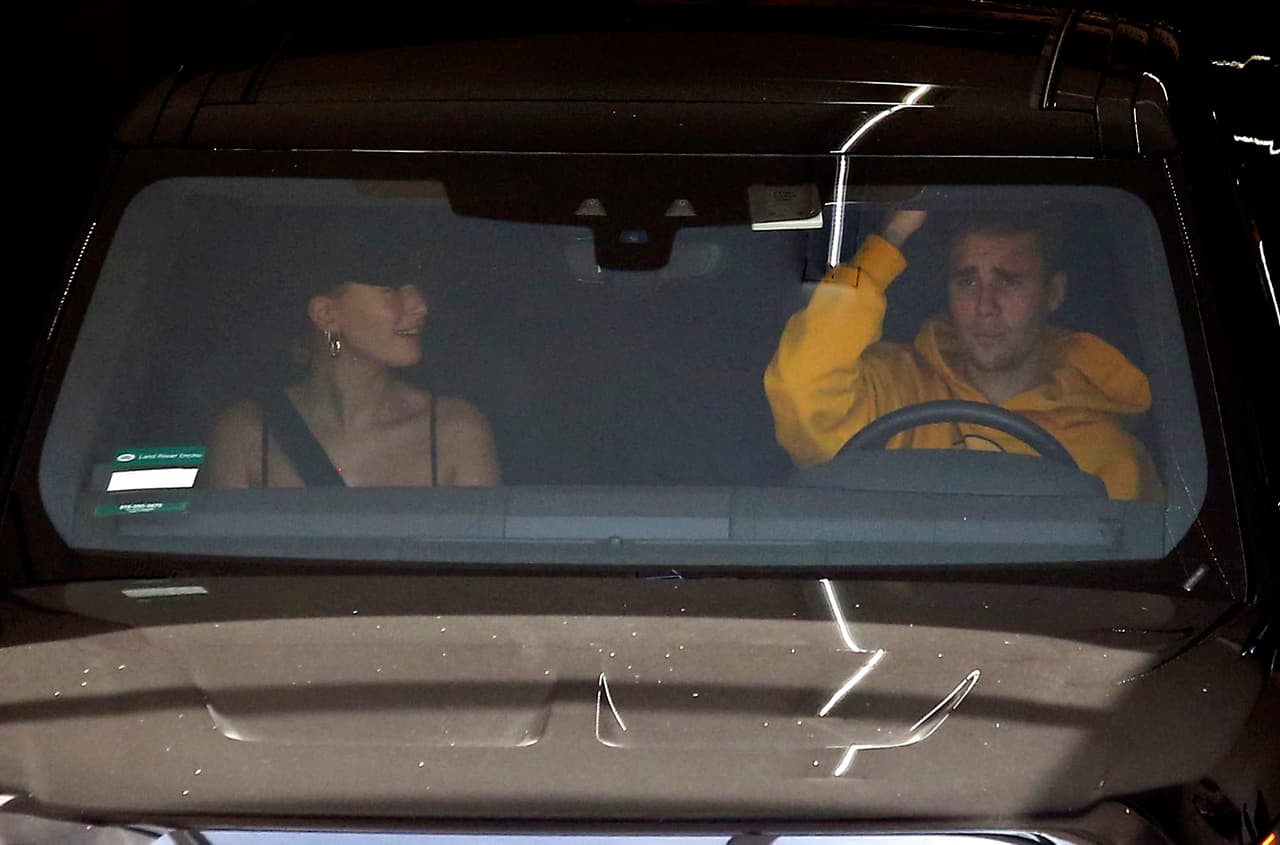 Los invitados más importantes son los padres de ambos y sus familiares más cercanos. De sus amistades, se entiende que Kendall y Kylie Jenner, además de Travis Scott, estarán con ellos.