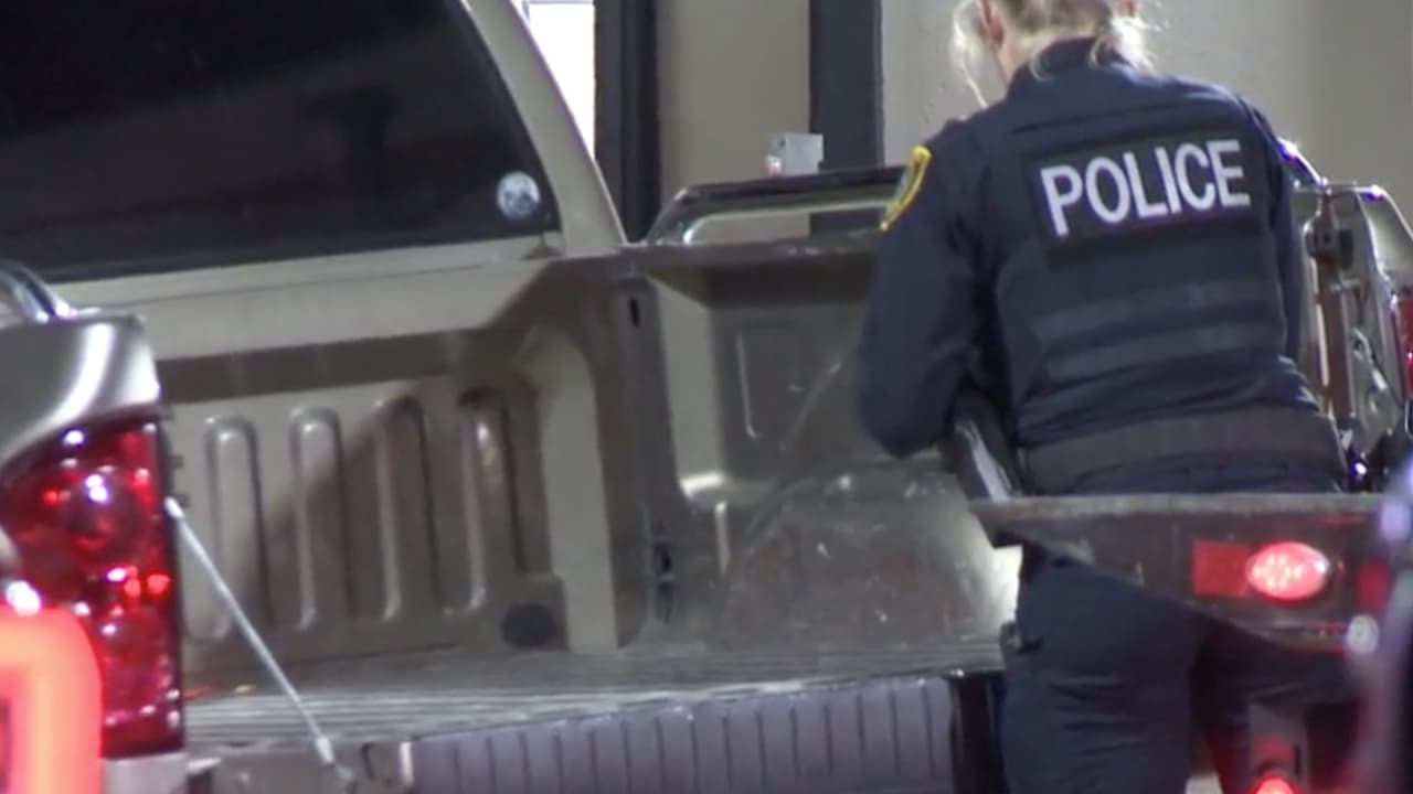 La mujer sufrió una herida de bala en el tobillo derecho mientras su hija de 14 años recibió varios disparos y se encuentra grave.