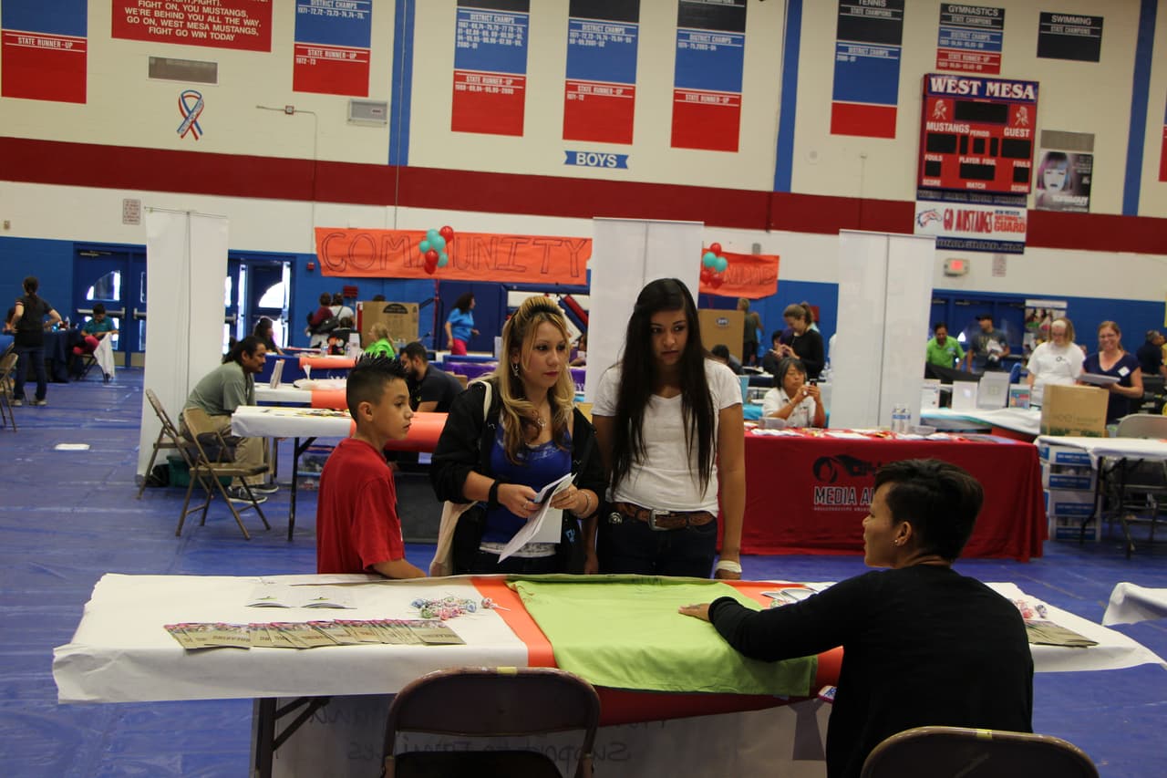 En su feria de recursos comunitarios, Unidos brinda información diversa.