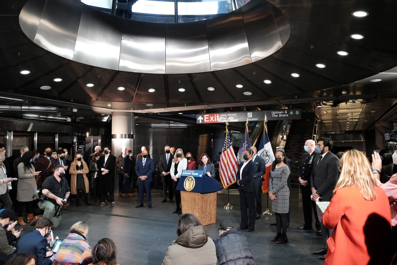 Los policías intentarán reducir los “encuentros peligrosos con los indigentes”, mencionó el alcalde Eric Adams.