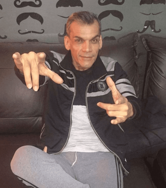 "Pasadas varias horas le insistí a una de las doctoras que estaba en la emergencia que atendieran al paciente de la cama uno, a lo que ella me respondió de manera despectiva '
<b>¿el seropositivo?'</b> y luego me dijo que una enfermera ya iba a verlo", narró el abogado.