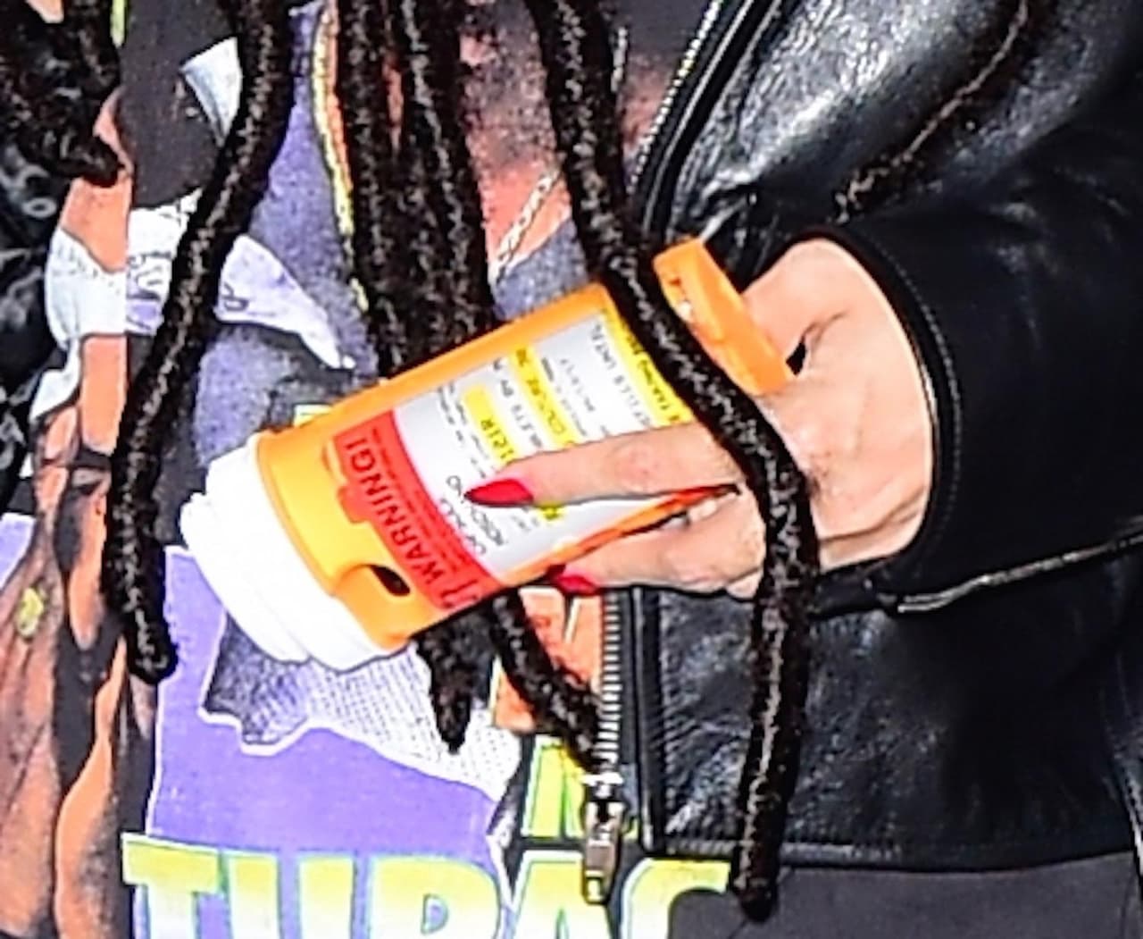 Noooo, no eran sus pastillas para después de la cena, es un porta celular de Moschino.