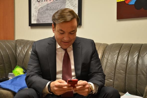 Momentos antes de comenzar el programa, Javiero Romero leyó y respondió algunas mensajes en las redes sociales.