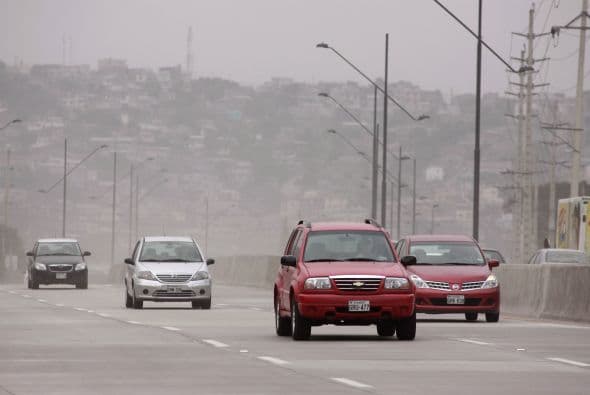 Asimismo mencionó que la bube que se dejó ver fue de color gris y que se elevó "unos 400 a 500 metros sobre la cumbre, con dirección al norte".
