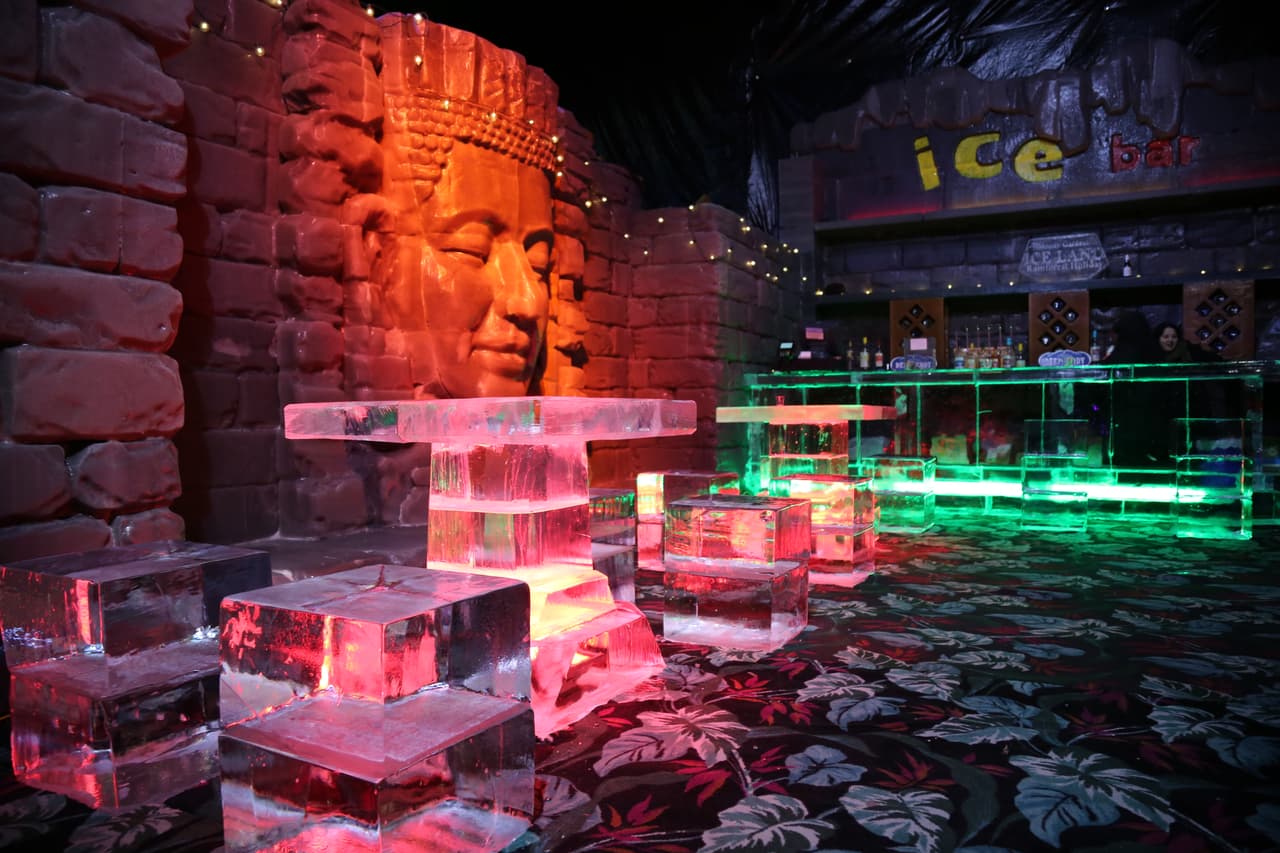 Solo los visitantes mayores de 21 años pueden ingresar al ya popular bar Shivers, para calentarse con un trago de licor.