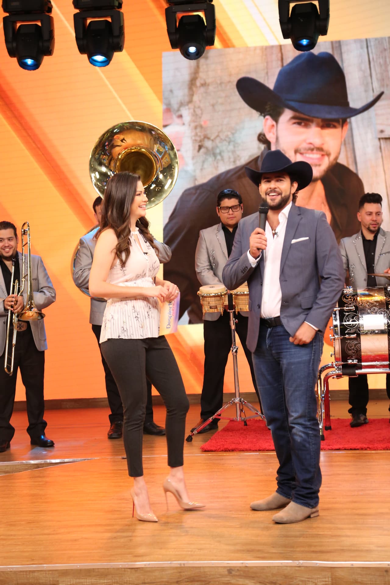 La parte musical llegó y Ana Patricia platicó con nuestro invitado.