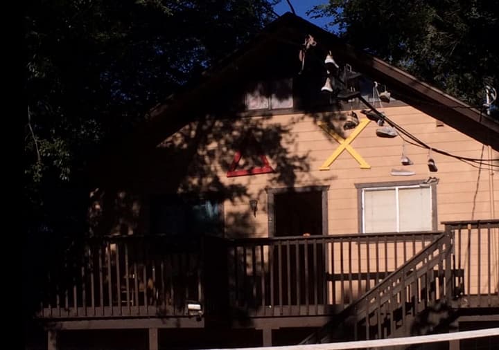 Exterior de la fraternidad Delta-Chi.