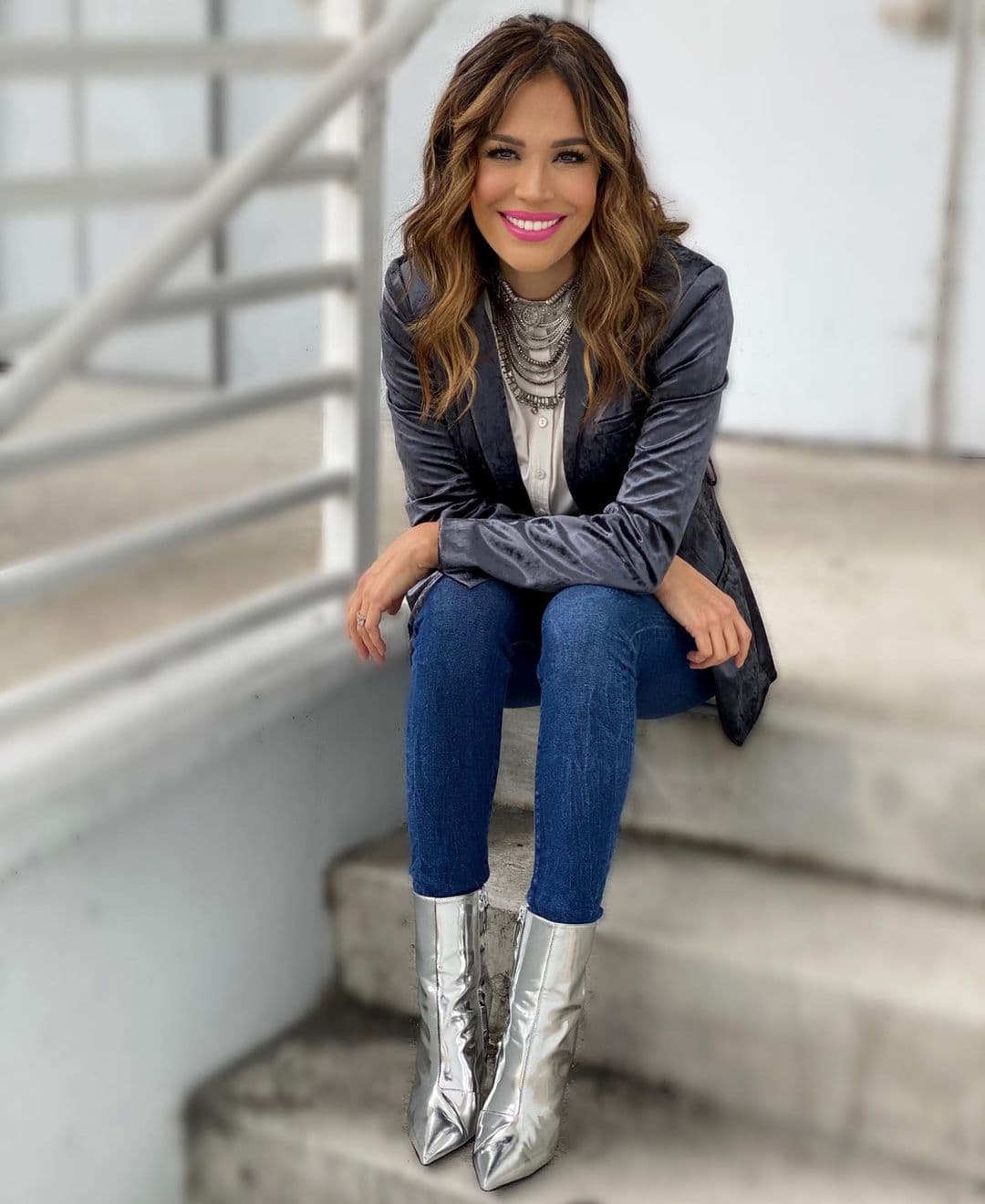 Muchos de los viernes en Despierta América la vemos con jeans y resaltando su estilo en los complementos. Los metálicos siguen siendo tendencia y así los combinó en un look semi casual.