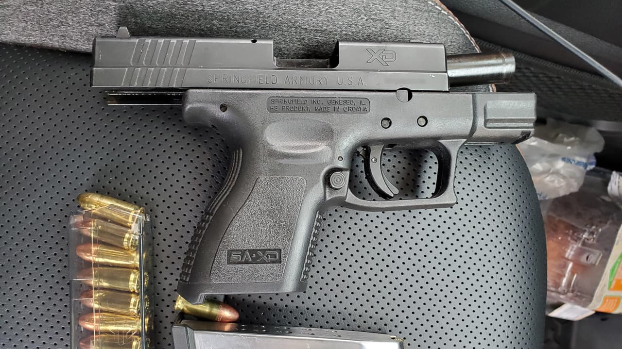 Se incautaron armas de fuego debajo de ambos asientos delanteros. El conductor, un ciudadano estadounidense, enfrenta a un proceso judicial.