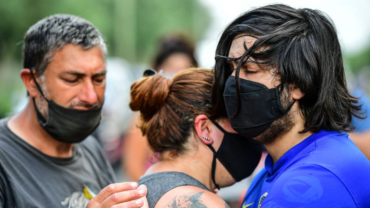 Tras conocerse la noticia del fallecimiento de Diego Armando Maradona, el presidente de Argentina, Alberto Fernández, decretó tres días de duelo, una decisión sin precedente en las últimas décadas de ese país.