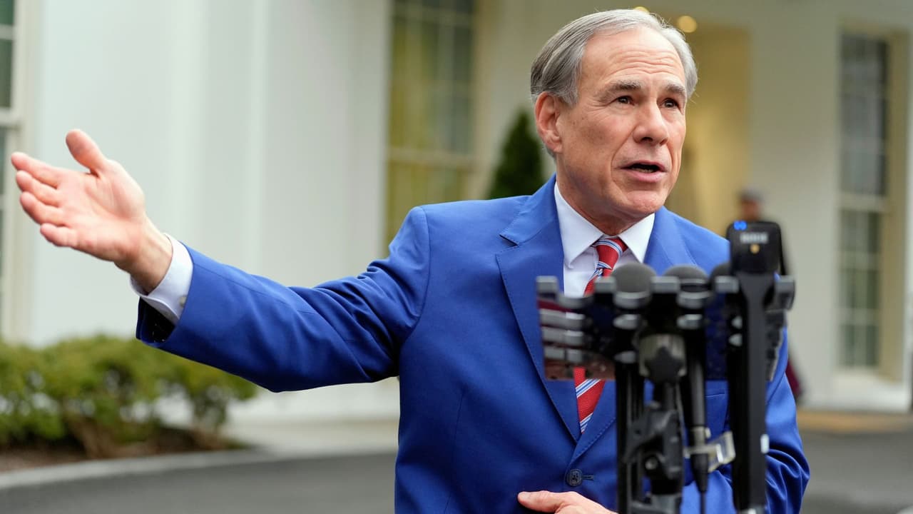 <h3 class="cms-H3-H3">¿Qué sigue?</h3>
<br>
<br>Para que la propuesta se haga realidad, 
<b>primero debe ser aprobada en la Legislatura estatal. Luego, el gobernador Greg Abbott tendría que firmarla.</b> Si eso ocurre, 
<b>la nueva denominación entraría en vigor el 1 de septiembre de 2025</b>. El financiamiento para la señalización provendría de donaciones y subvenciones privadas, mientras que 
<b>el mantenimiento quedaría a cargo del Departamento de Transporte de Texas (TxDOT).</b>