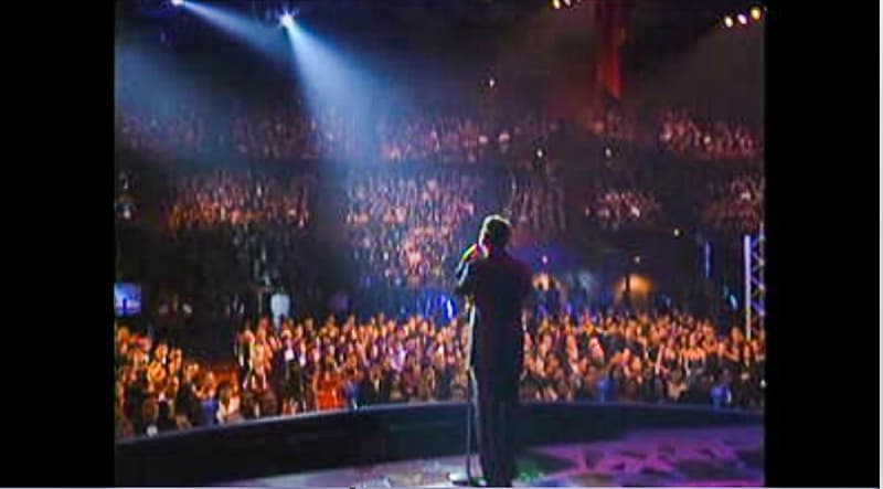 Cristian, es considerado el tercer cantante más destacado de la historia en los charts latinos. Para celebrar tan especial distinción cantó 'Mi vida sin tu amor' y 'Volver a amar'.