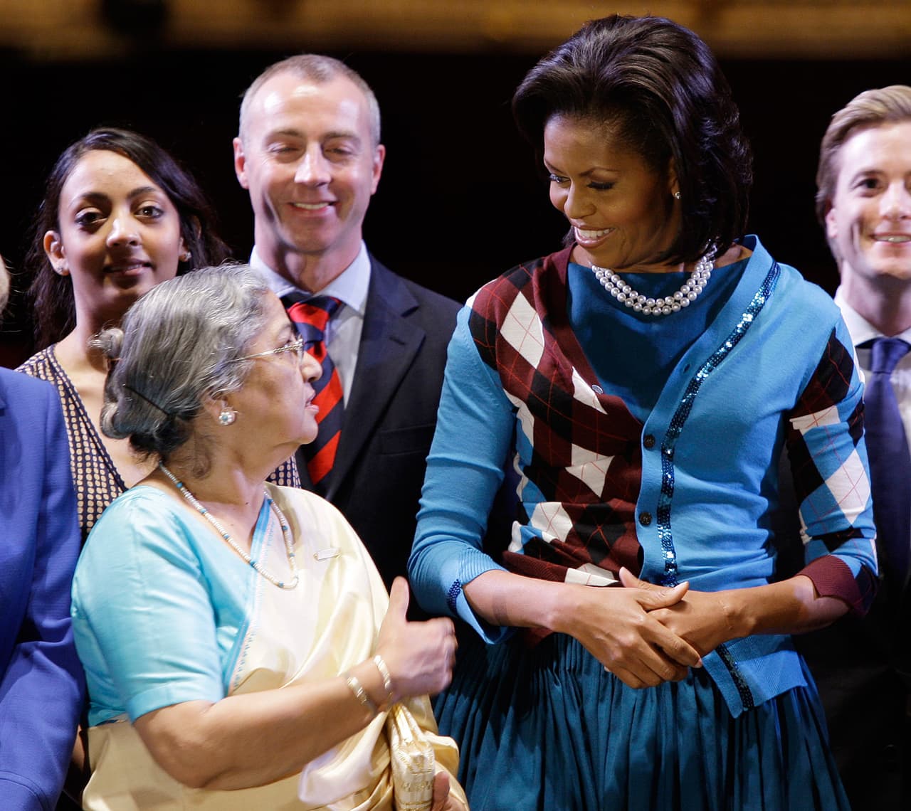 El estilo de los primeros años en la Casa Blanca de Michelle Obama se caracterizó fuertemente por una silueta de los años 50 tipo
<i>New Look</i>, de Christian Dior, llevando siempre faldas amplias afinadas a la cintura que mezclaba con cardigans. En abril de 2009, para asistir al Elizabeth Garrett Anderson Secondary School, en Londres, eligió un arriesgado suéter que mezclaba rombos cafés y blancos con un fondo azul.