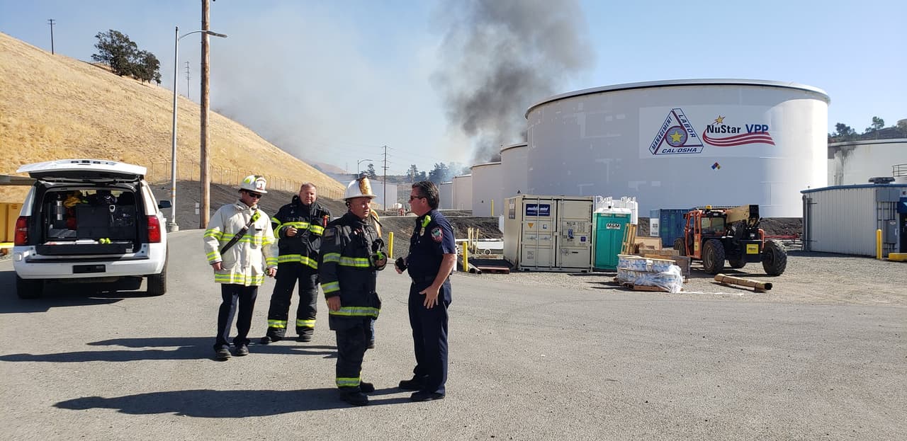 Más de 200 bomberos de distintas brigadas de la región llegaron hasta las instalaciones de NuStar para intentar sofocar el incendio, así como los fuegos de vegetación que se generaron a la redonda.