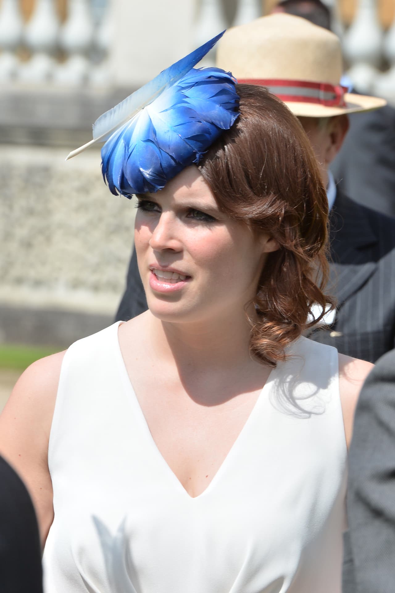 Plumas azul rey para el fascinator que llevó en mayo 2016 para la fiesta en los jardines de Buckingham.