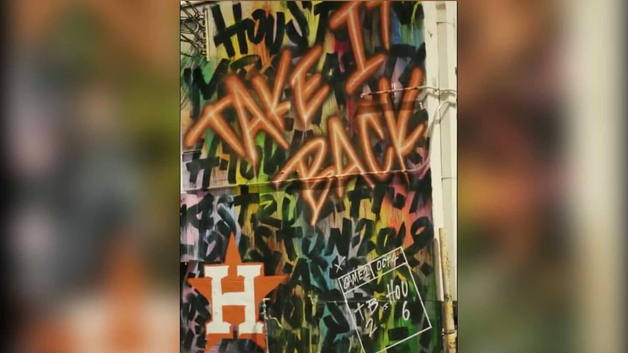 El mural fue pintado en el Pearland Town Center, al sur de Houston.