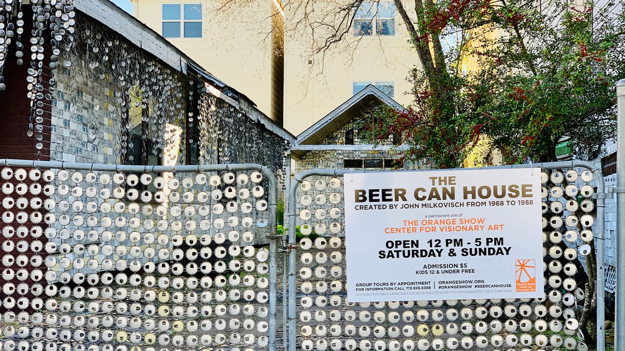 <b>Beer Can House</b> es propiedad y está operada por
<b> </b>
<a href="https://www.orangeshow.org/visit-beer-can-house" target="_blank">The Orange Show Center for Visionary Art</a> una organización sin fines de lucro fundada en 1980 para preservar y presentar obras de extraordinaria imaginación y brindar a las personas la oportunidad de expresar su visión artística personal.
