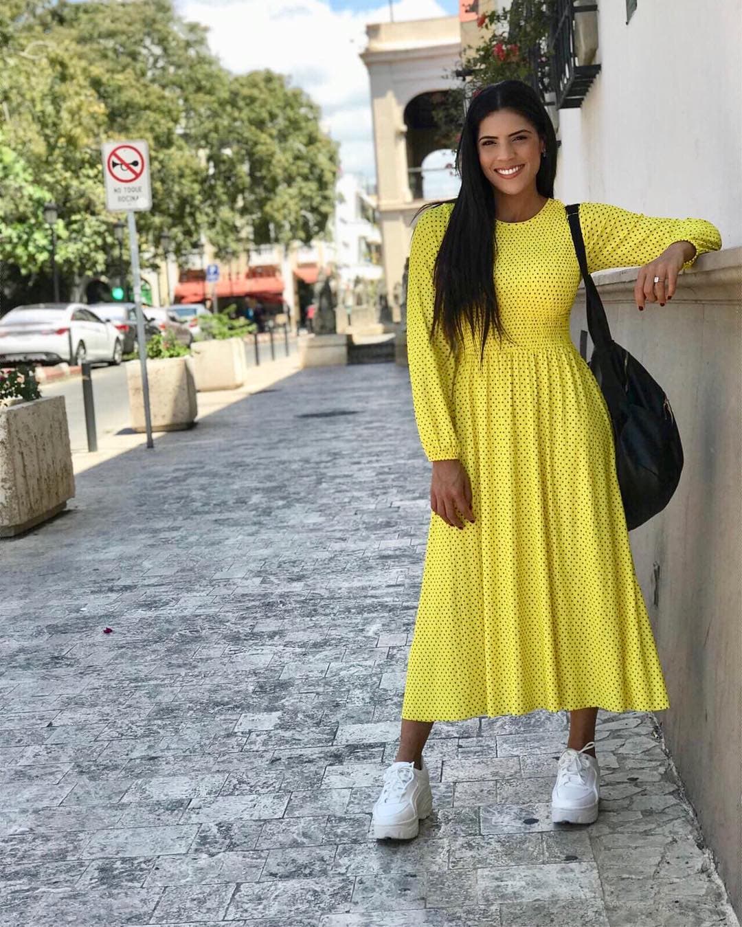 Francisca paseó por las calles principales de su natal República Dominicana con un vestido amarillo ‘oversize’ y zapatillas deportivas.
<br>