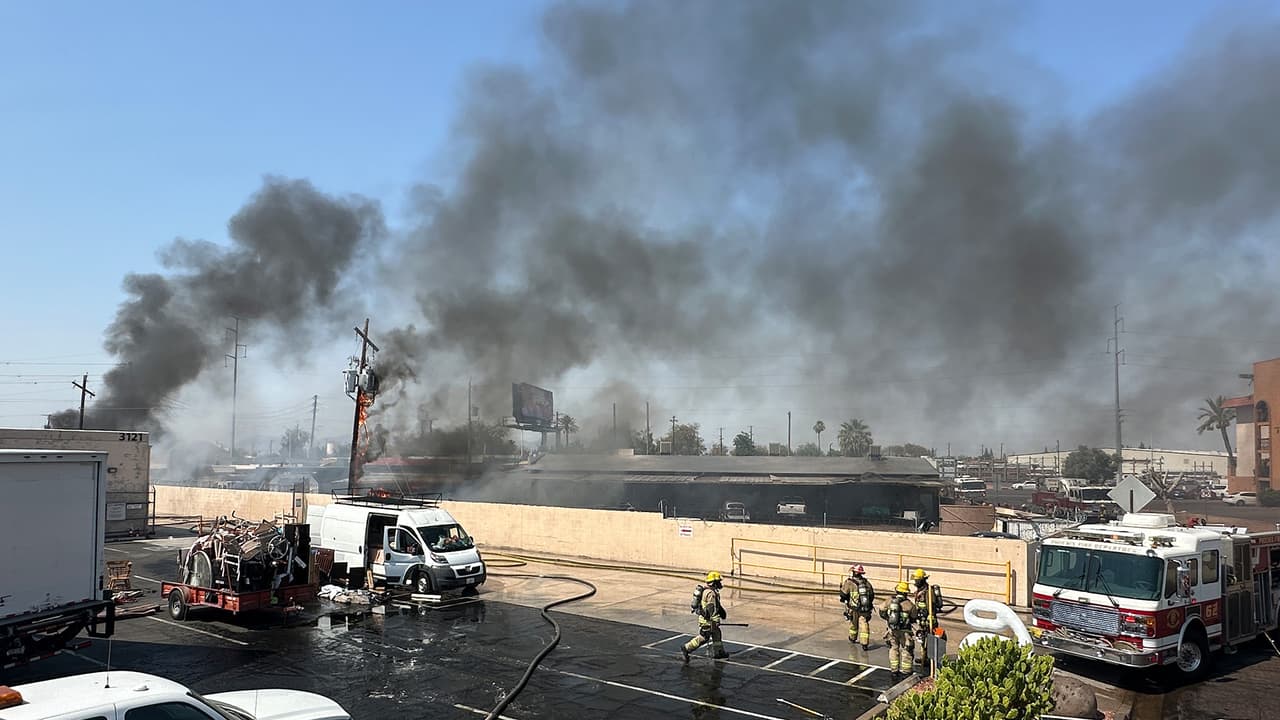 Al llegar al lugar, elementos del Departamento de Bomberos de Phoenix encontraron varios vehículos en llamas, por lo que de inmediato tendieron líneas para comenzar a atacarlo.