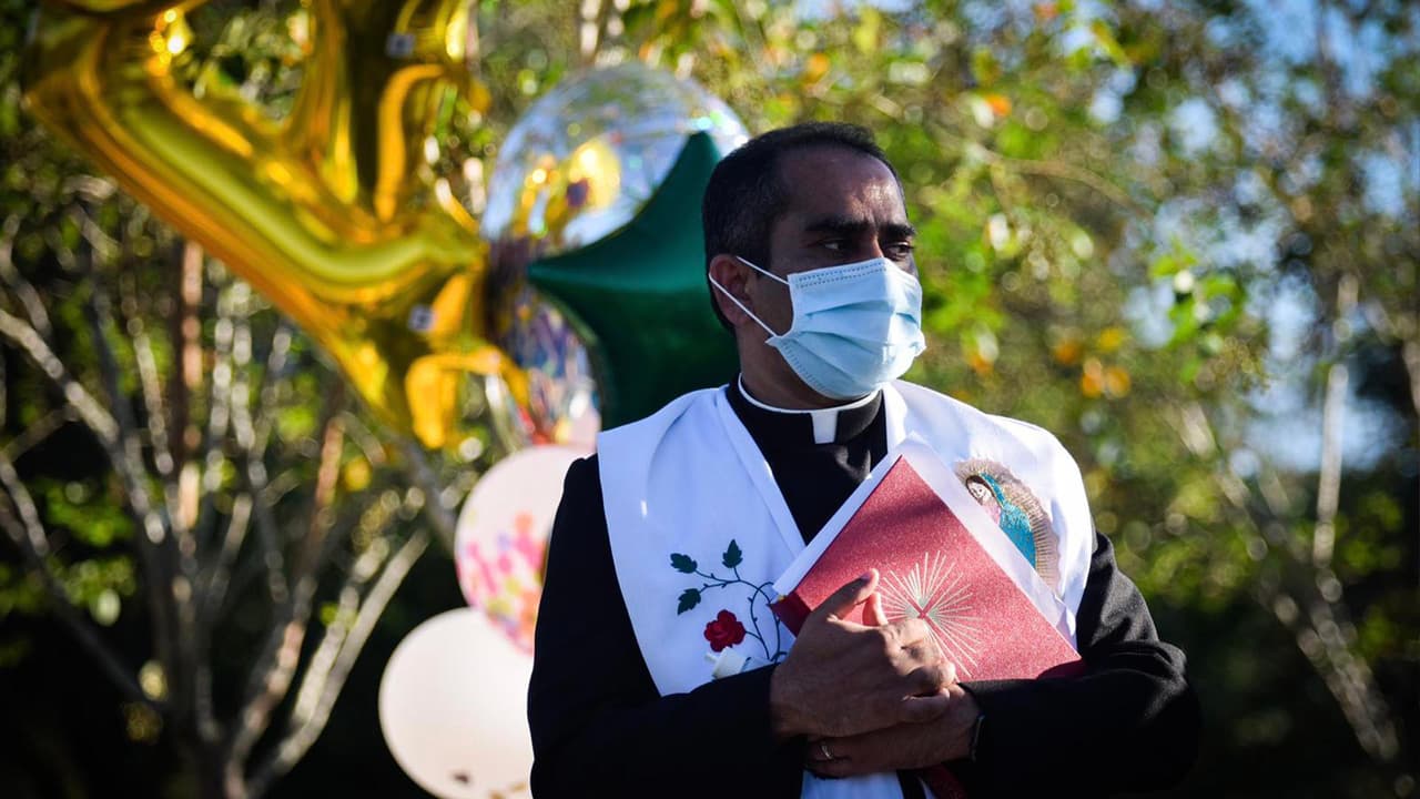 Un sacerdote estuvo dirigiendo el homenaje y la imagen de la 
<a href="https://www.univision.com/local/nueva-york-wxtv/buscan-a-un-hombre-por-arrancar-de-su-pedestal-a-una-virgen-de-guadalupe-en-una-iglesia-de-brooklyn">Virgen de Guadalupe </a>estuvo presente durante todo el acto.