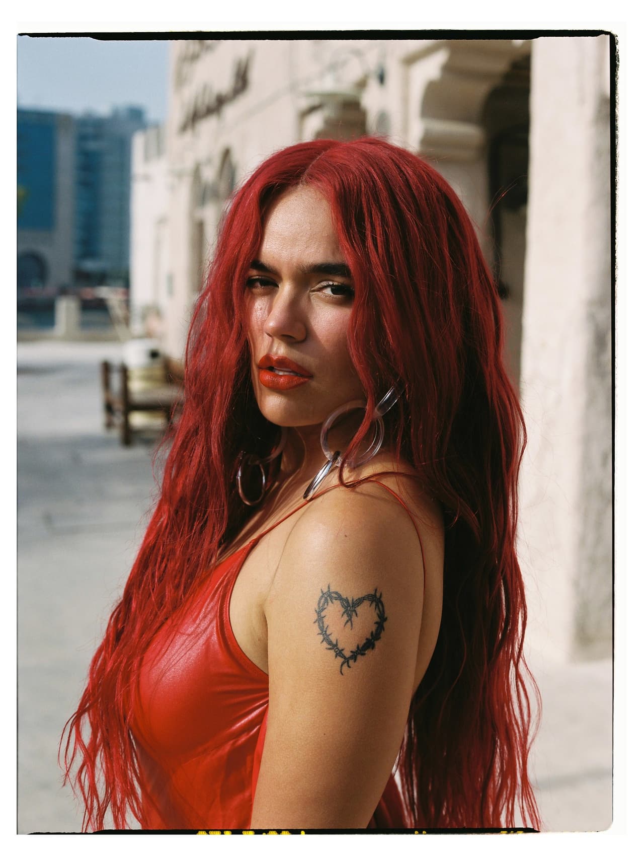 <h2 class="cms-H2-H2">Karol G</h2>
<br>La colombiana confirma su participación en el escenario del Latin GRAMMY. Este año está nominada en tres categorías dos de ellas, Canción del Año y Grabación del Año, gracias a su tema 'Provenza'.