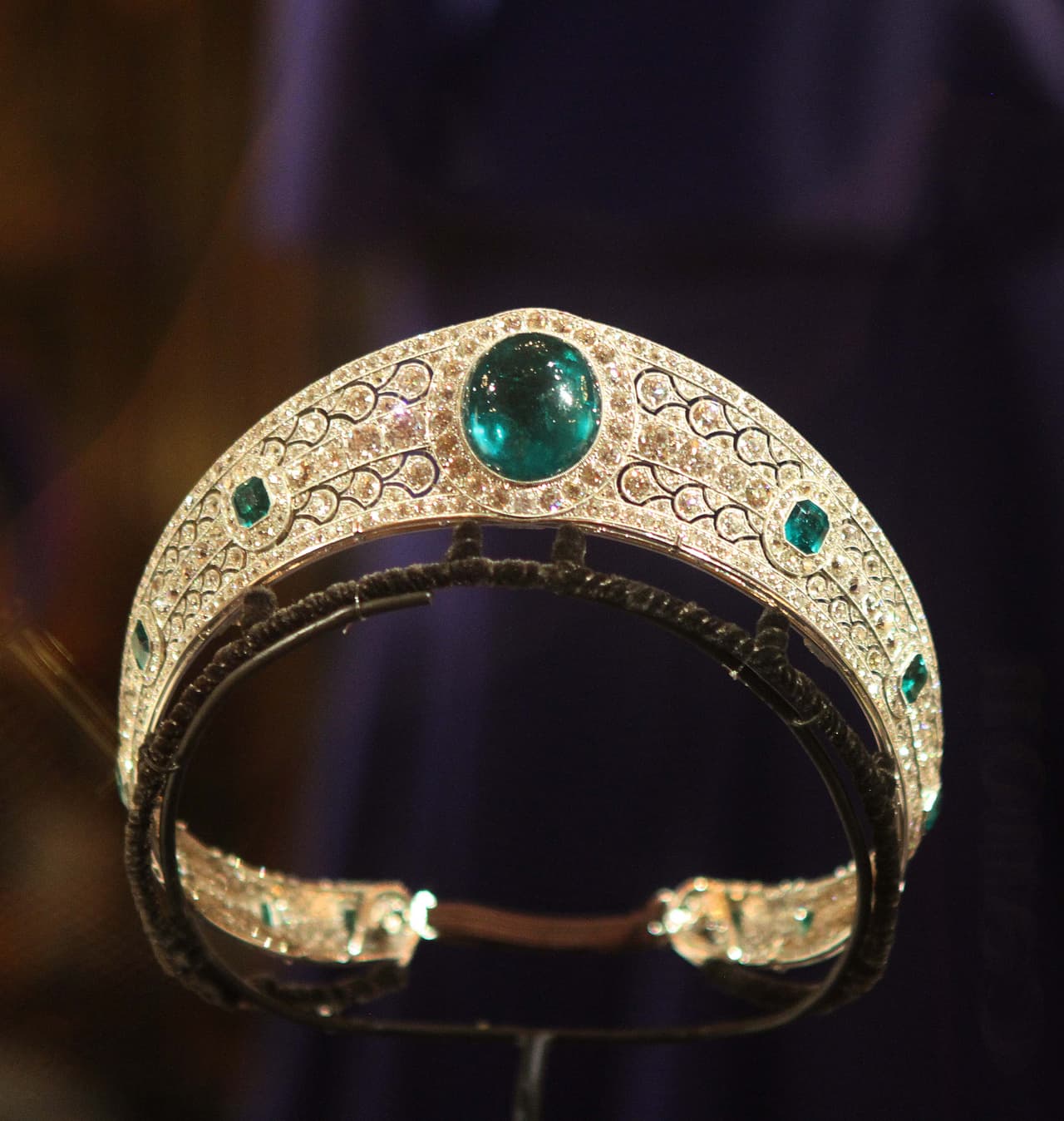 <a href="https://www.vogue.es/celebrities/articulos/boda-eugenia-de-york-joyas-novia-tiara/37216" target="_blank">Creada por la casa francesa de joyería y relojes de lujo Boucheron en 1919</a>, la propietaria original de esta joya fue Margaret Greville, una dama británica de la alta sociedad, que finalmente se la entregó a la reina Isabel II. La tiara consta de seis esmeraldas, tres a cada lado, y una central, también consta de diamantes y platino.