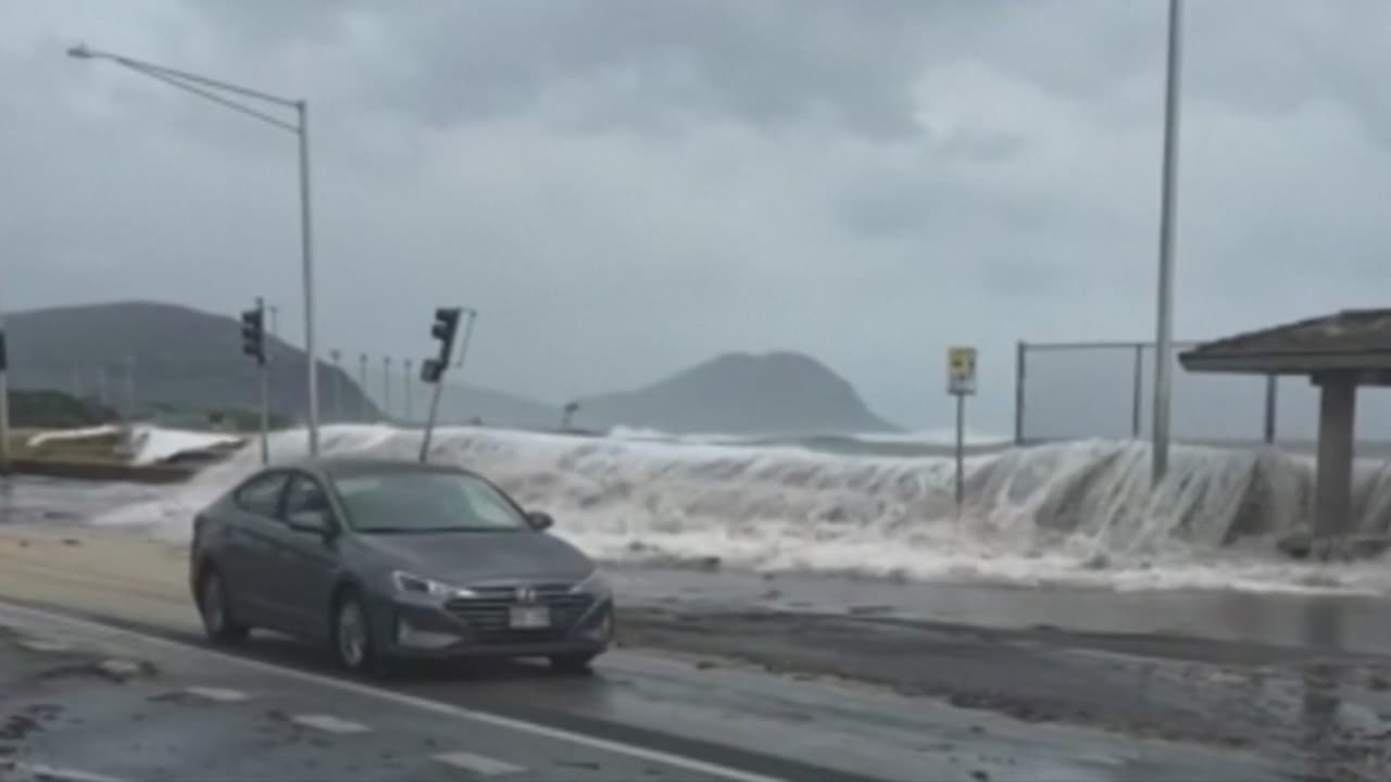 El huracán Lowell azota Hawái con fuertes vientos, apagones y alerta de inundaciones