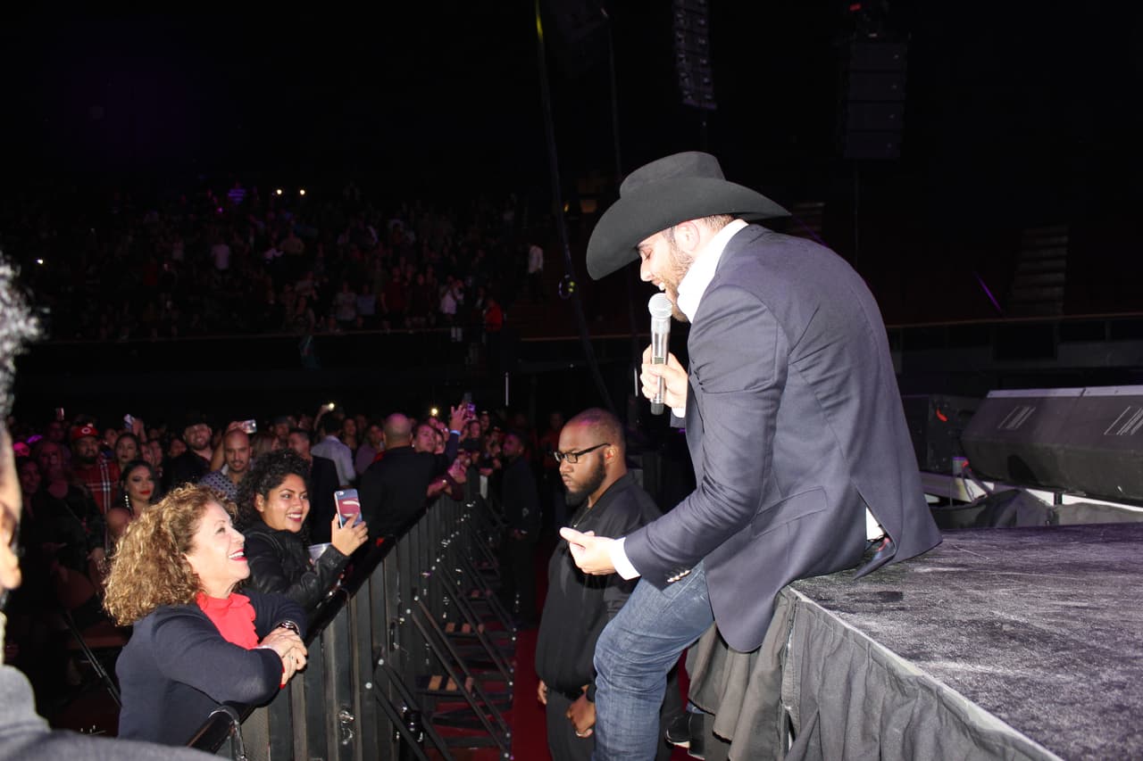 Gerardo Ortiz dejó anonadada a la fanaticada que se encontraba en la primera fila. 
<br>