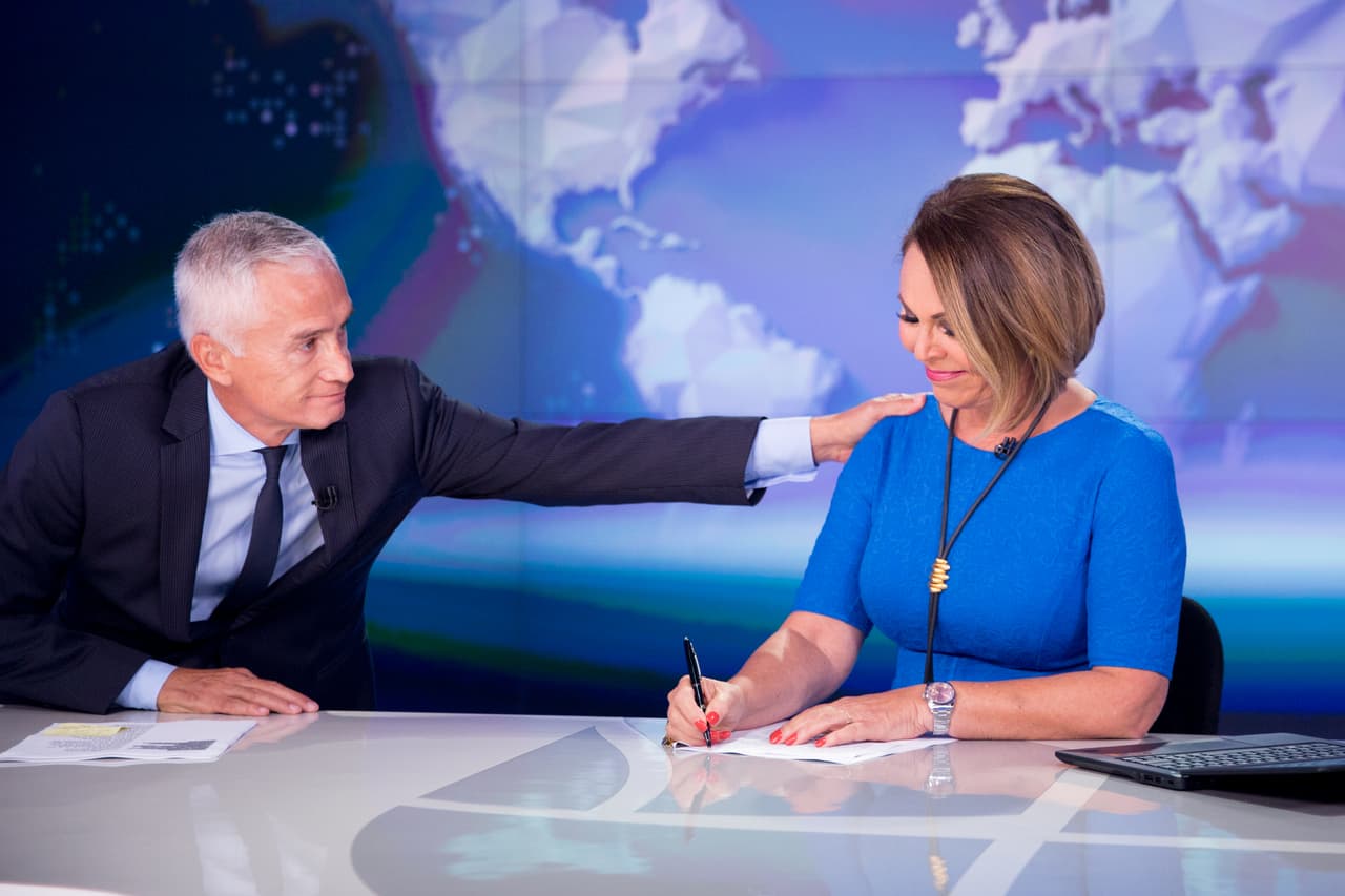 Acompañada de su compañero de siempre, Jorge Ramos, dejó claro que lo que anunció no es una salida inmediata, trabajará en la cadena de noticias hasta diciembre de 2017. “Después de 36 años con Univision he decidido que es hora de cambiar de rumbo y comenzar una nueva etapa en mi carrera”, afirmó.